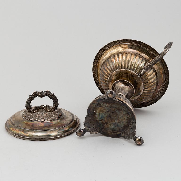 SOCKERSKÅL MED LOCK, SÅSSKÅL MED FAT SAMT GRÄDDKANNOR, 2 st, pläter, 1800-tal.