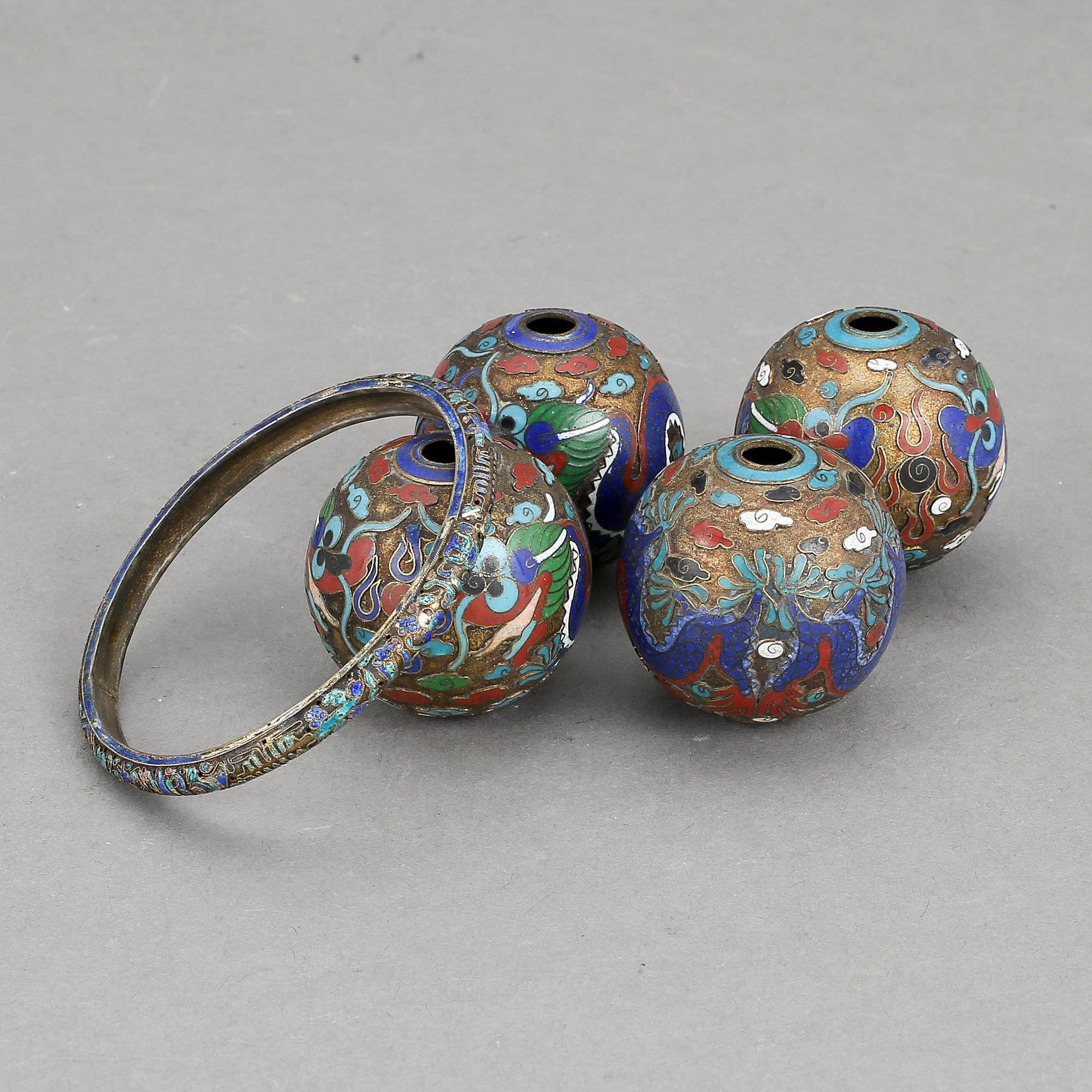 BOLLAR, fyra stycken samt ARMBAND, cloisonné. Sen Qing dynasti, sekelskfite 1900.