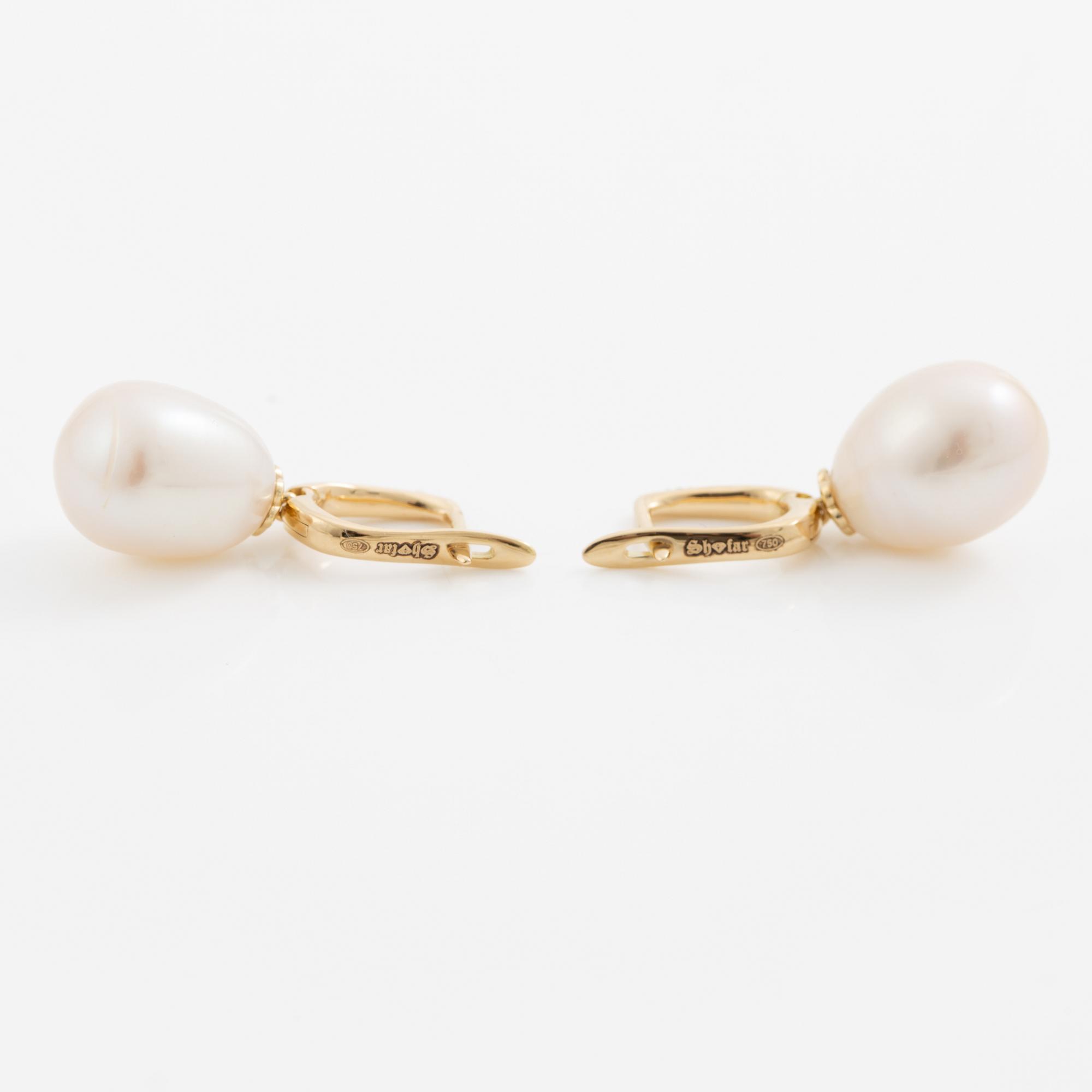Earrings in 18K gold with cultured freshwater pearls and brilliant-cut diamonds.
