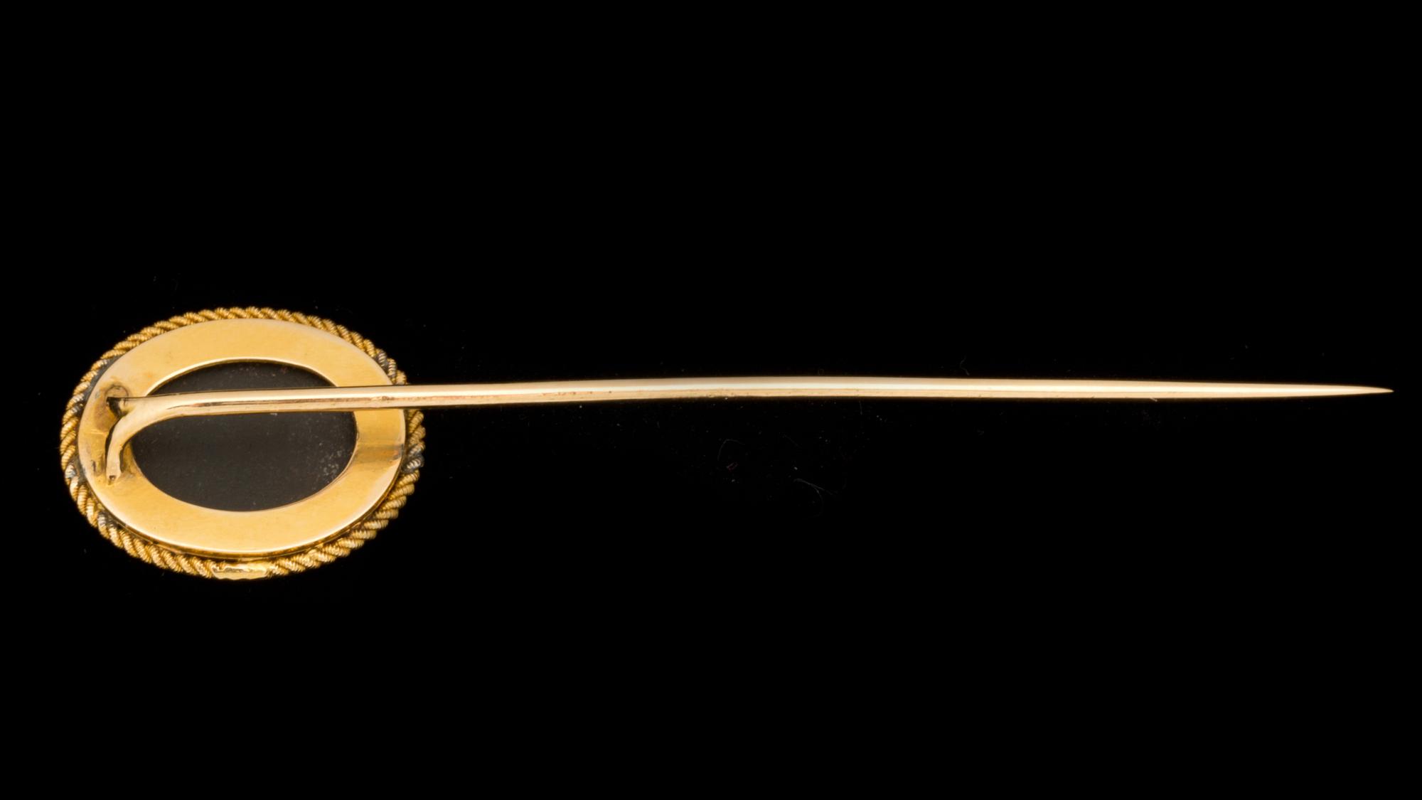 KRAVATTNÅL, guld med pietra dura, L. Larsson & Co, Göteborg, 1885. Vikt ca 3,8 g.