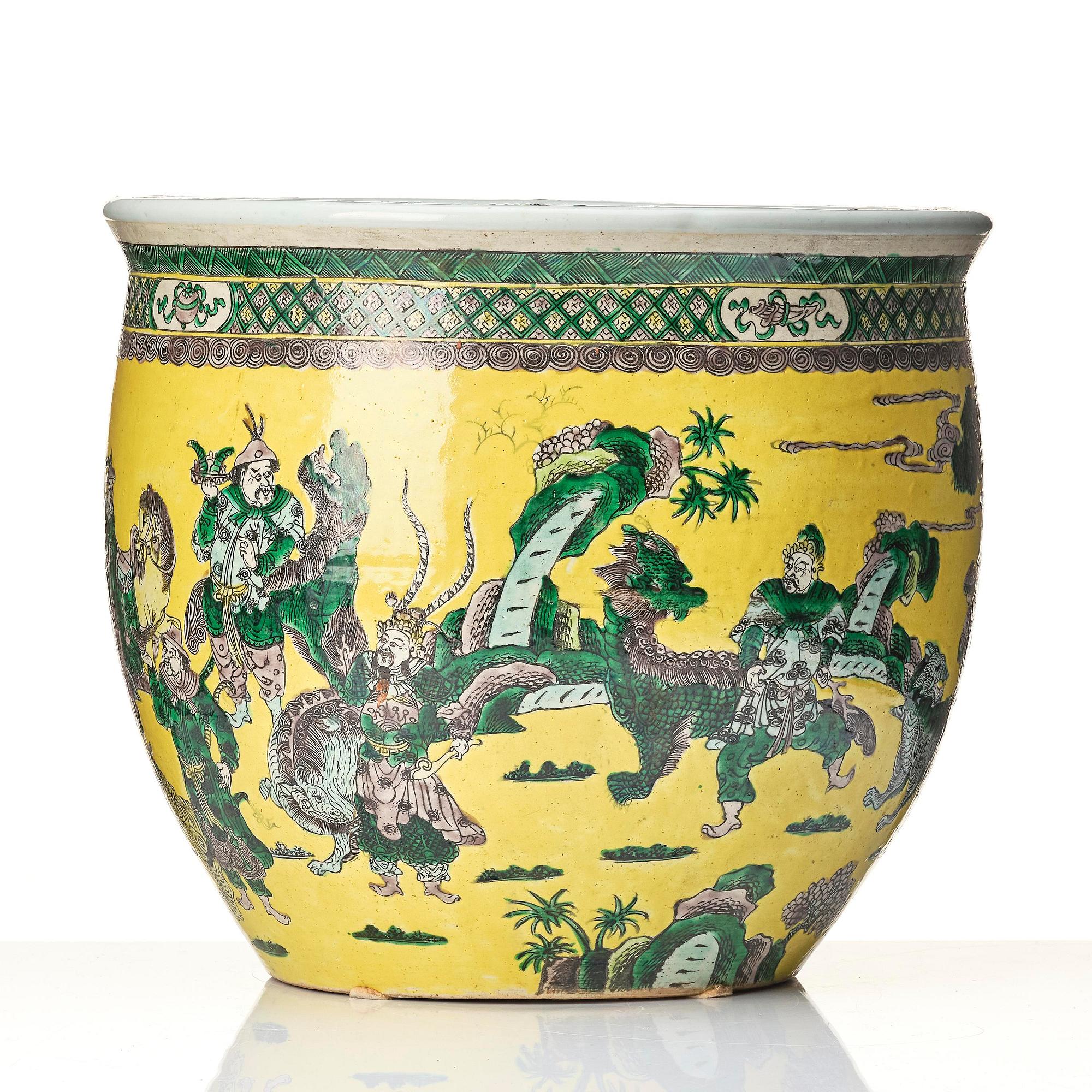 Fiskbassäng/ytterfoder, porslin. Qingdynastin, 1800-tal. Märkt i botten 'TACK LOONG CANTON CHINA'.