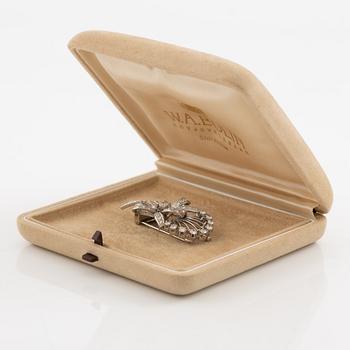 Brooch/clip 18K white gold set with round brilliant-cut and eight-cut diamonds.