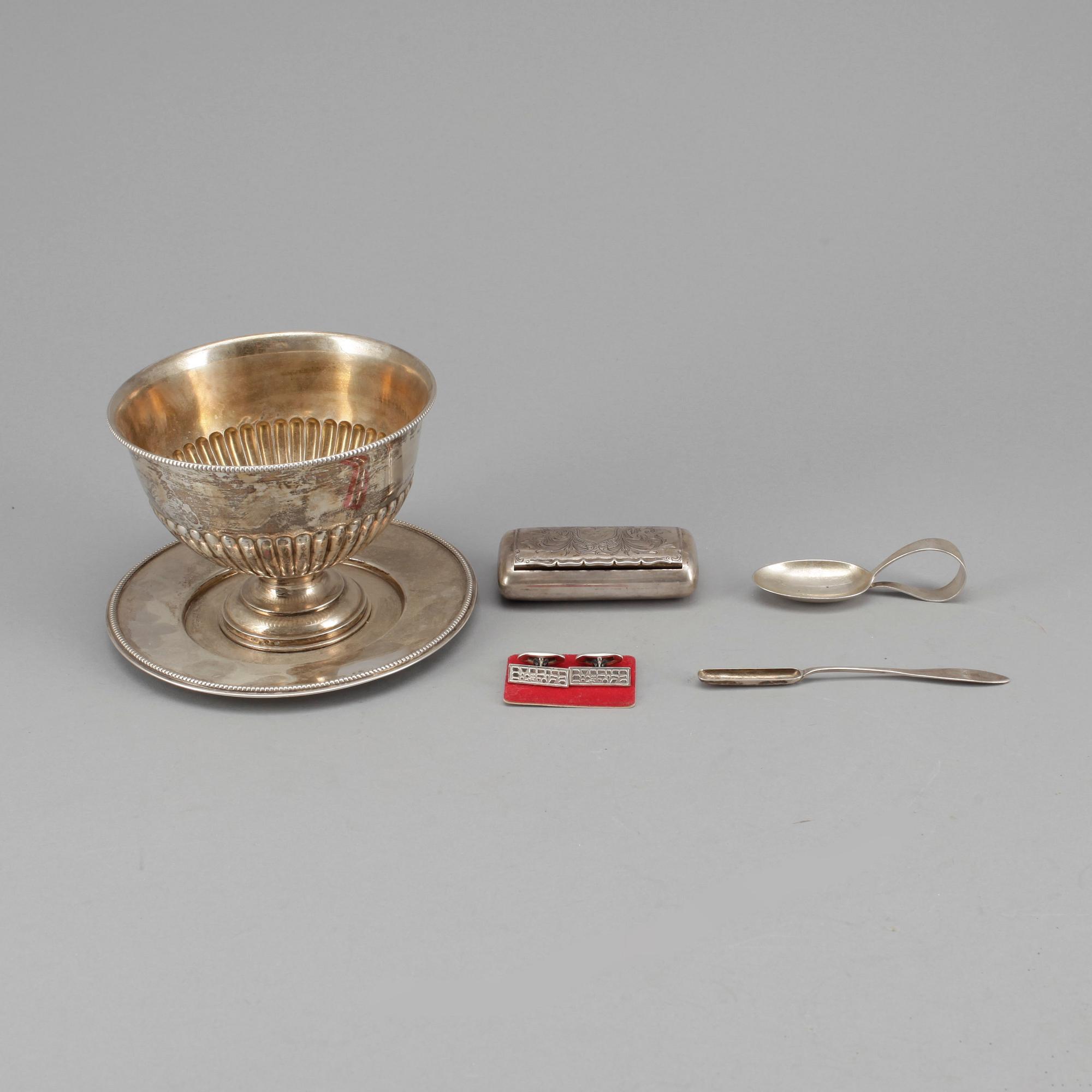 PARTI SILVER, 5 delar, silver, bland annat ett par manschettknappar i sterlingsilver, 1900-tal. Vikt ca 525 gram.