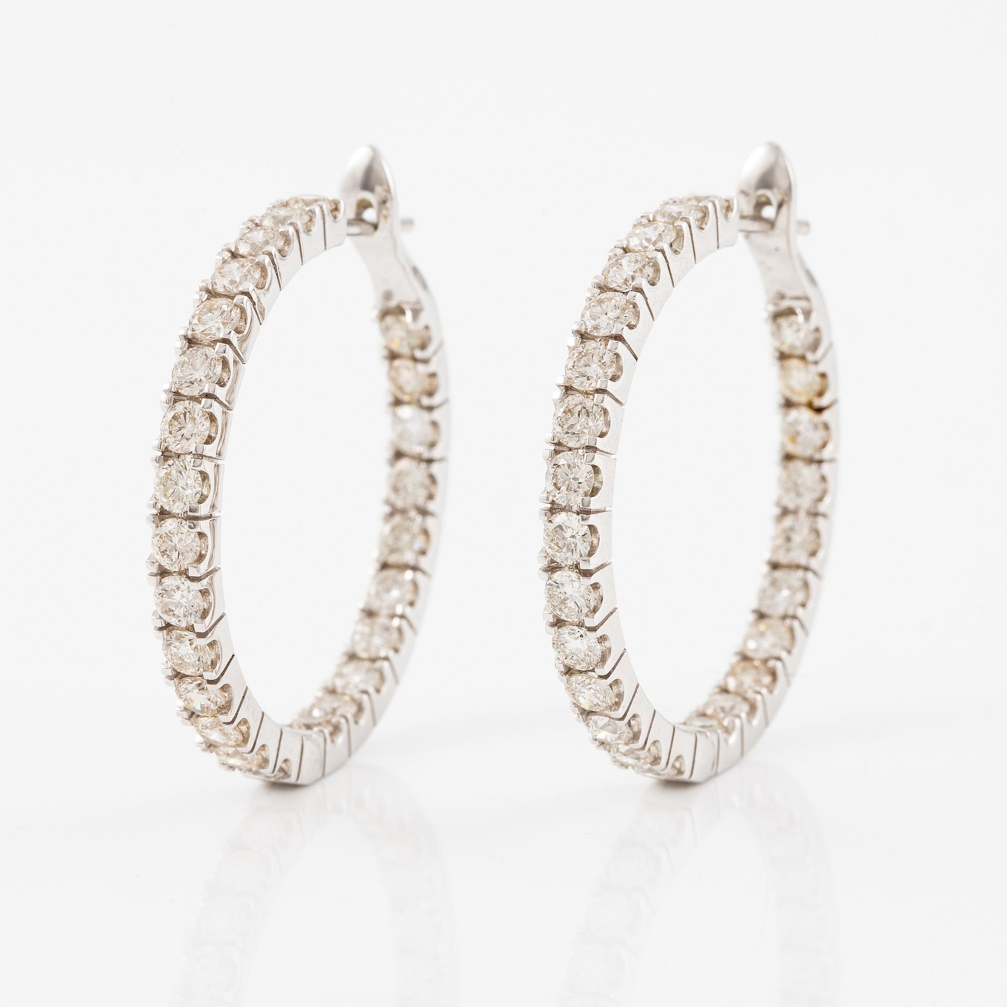 Örhängen, ett par, kreoler 18K vitguld med briljantslipade diamanter.