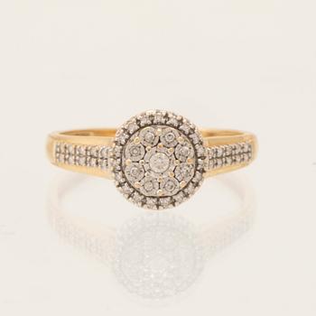 Ring 18K guld med runda briljantslipade samt enkelslipade diamanter.