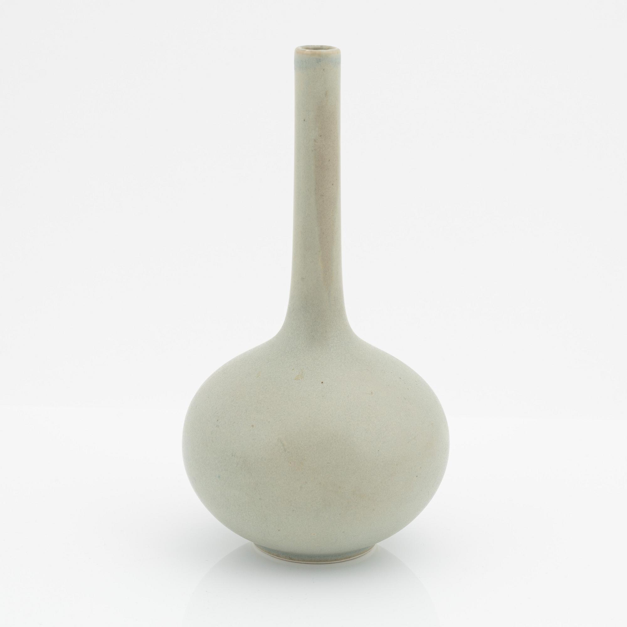 Gunnar Nylund, a stoneware teapot from Rörstrand and two teapots and a vase, Arabia.