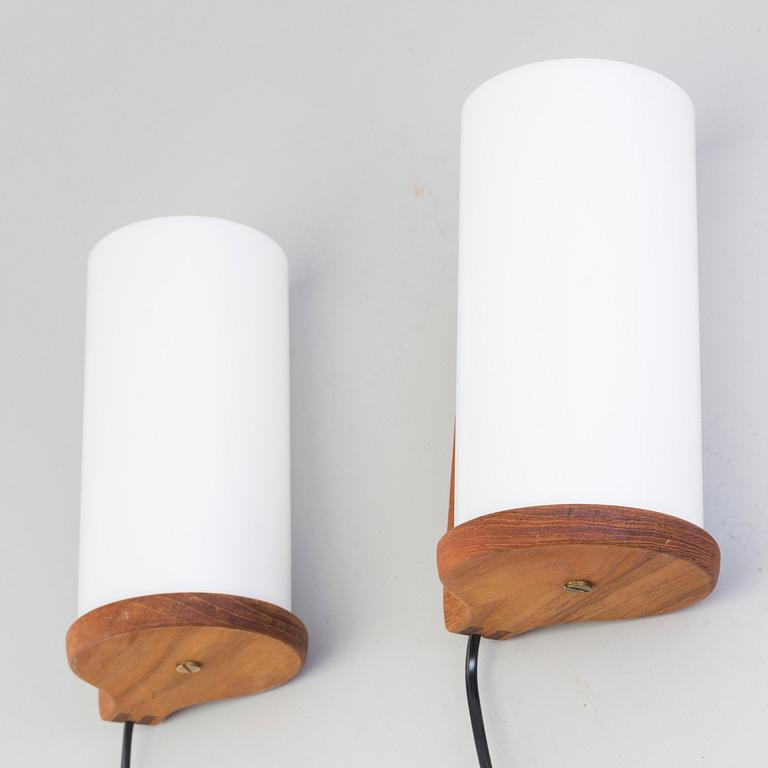 A pair of Uno och Östen Kristiansson teak wall lights from Luxus, Vittsjö, 1960s.