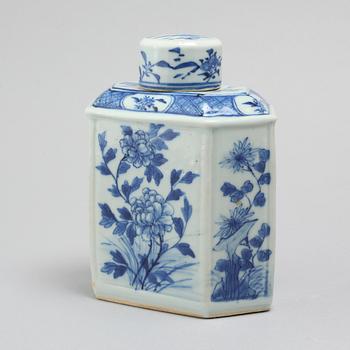 A porcelain tea caddy from China, late Qing dynasty (1644-1912).
