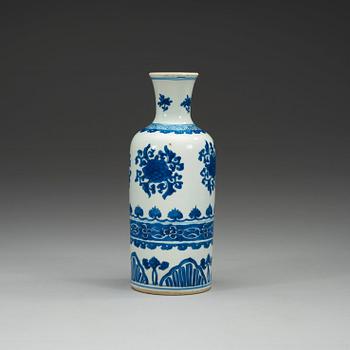 A blue and white flask, Qing dynasty, Kangxi (1662-1722).
