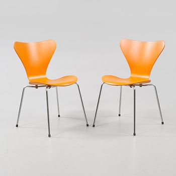 STOLAR, 2 st, "Sjuan", Arne Jacobsen, Fritz Hansen, Danmark, 1900-talets andra hälft.