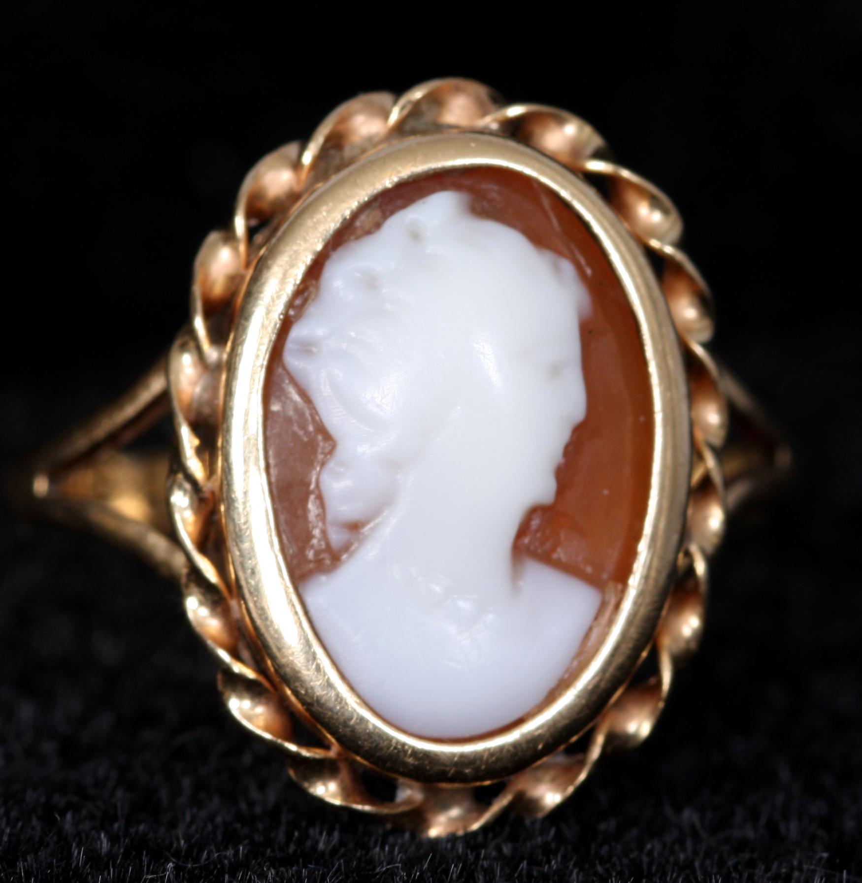 HÄNGSMYCKE samt RING, guld, 18k samt Camé, bl a 1947.