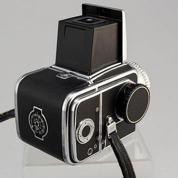 A Hasselblad 500 C with two lenses: Planar 1:2,8 80mm and Sonnar 1:5,6 250 mm.