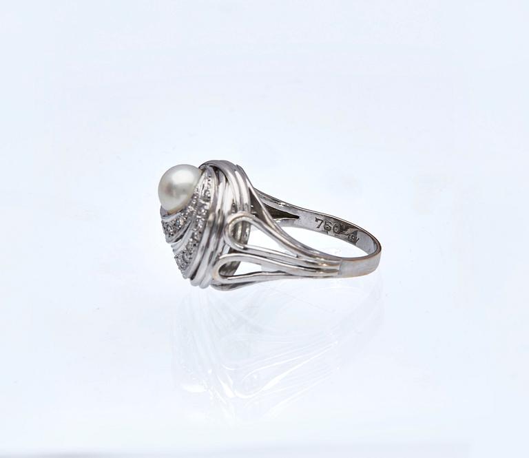 RING, 18K vitguld med åttkantslipade diamanter, ca 0.20 ct samt odlad saltvattenspärla.