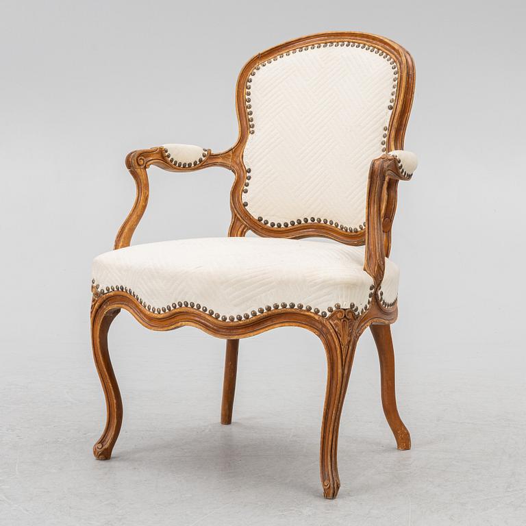 A French Louis XV oåpen back armchair, mid 18th century.
