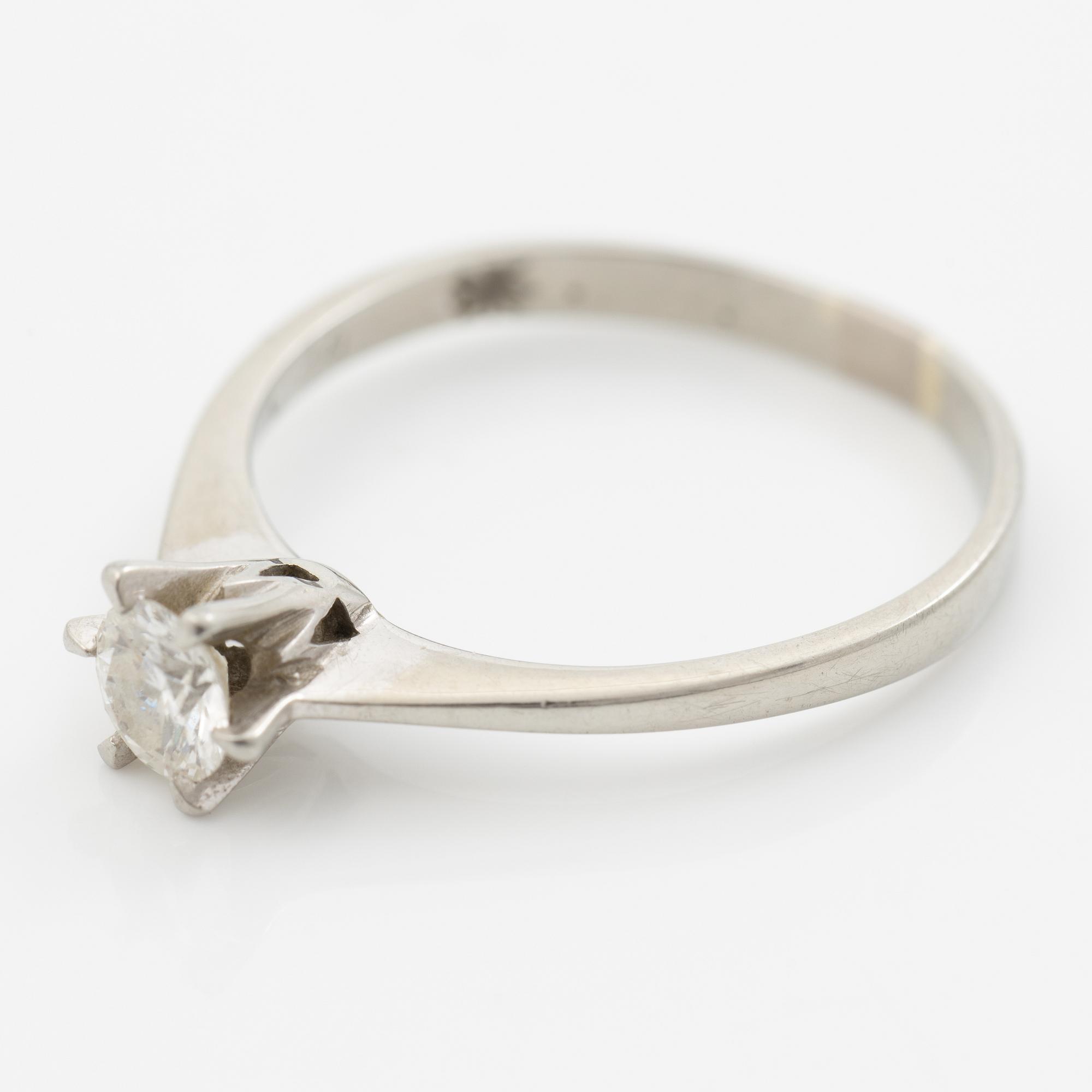18K white gold ring with a brilliant-cut diamond.