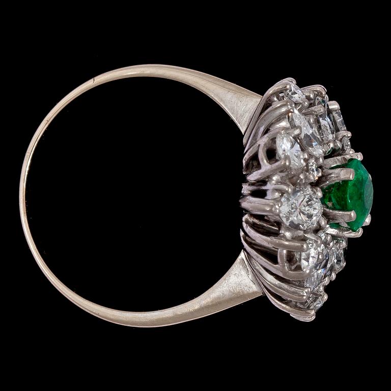 An emerald and navette- and brilliant cut diamond ring, tot. app. 2.50 cts.