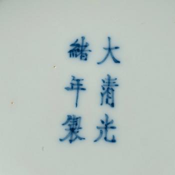 SKÅLFAT, ett par, porslin. Qing dynastin, Guangxu märke och period (1874-1908).