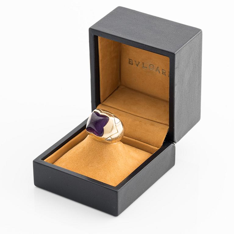 Bulgari ring in 18K gold with an amethyst "Pyramid".