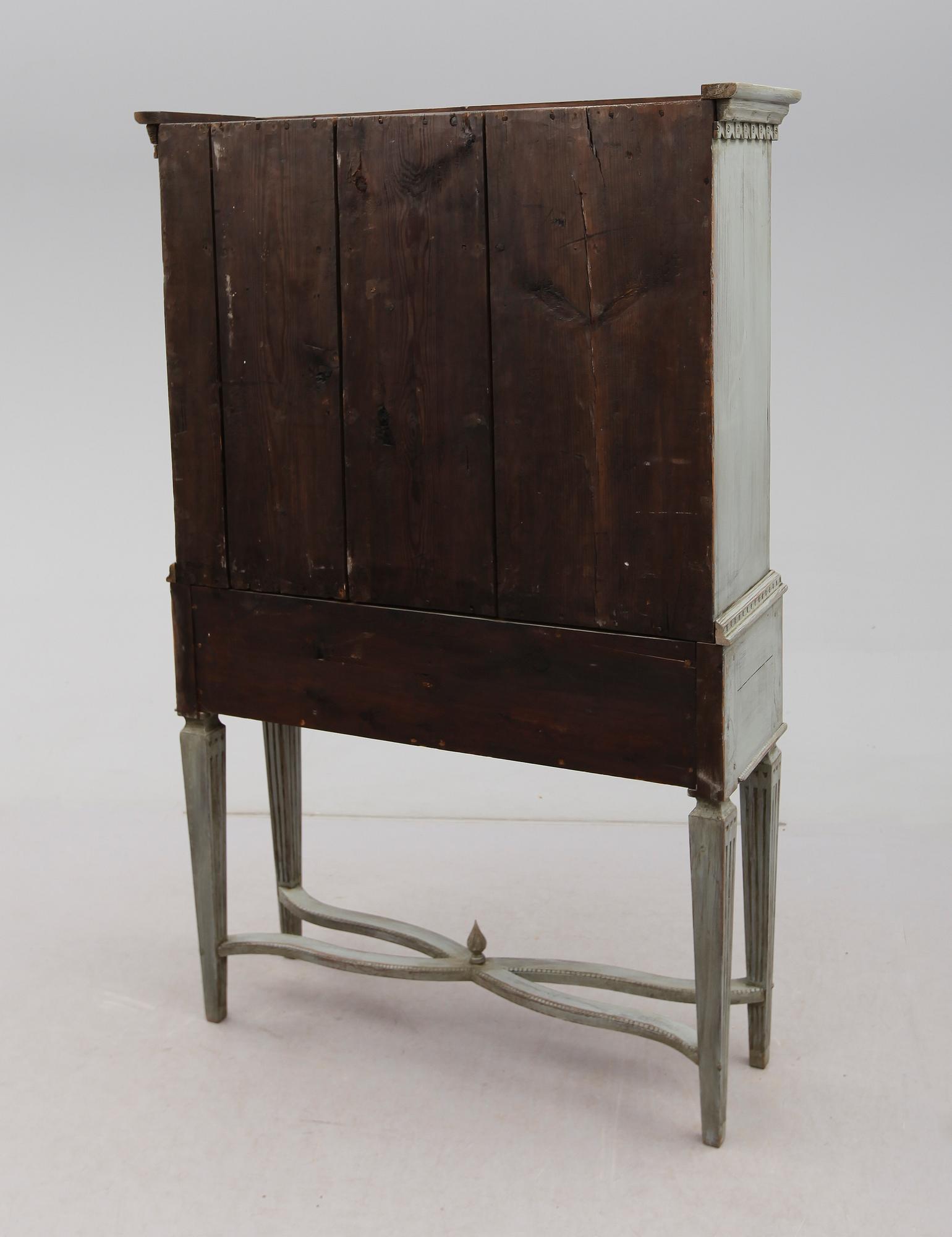 SKÅP, sengustavianskt, omkring år 1800.