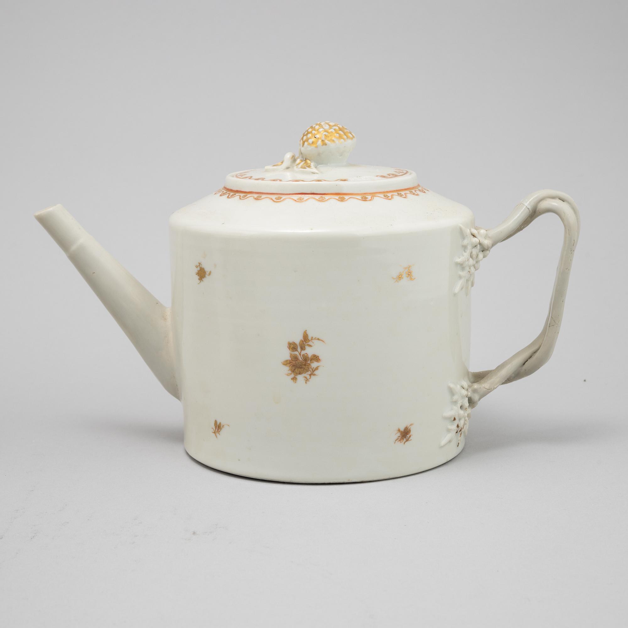 Koppar med fat, fyra st samt kanna, porslin, Qingdynastin, Qianlong (1736-95).