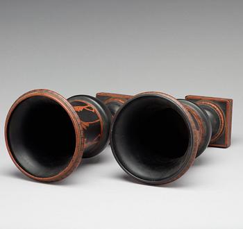 URNOR, två stycken, snarlika, glas. Senempire, 1800-talets andra hälft.