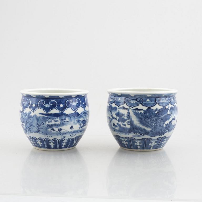 A pair of blue and white flower pots, late Qing dynasty, circa 1900.