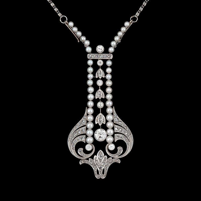 COLLIER med diamanter samt naturliga pärlor. Ca 1910.