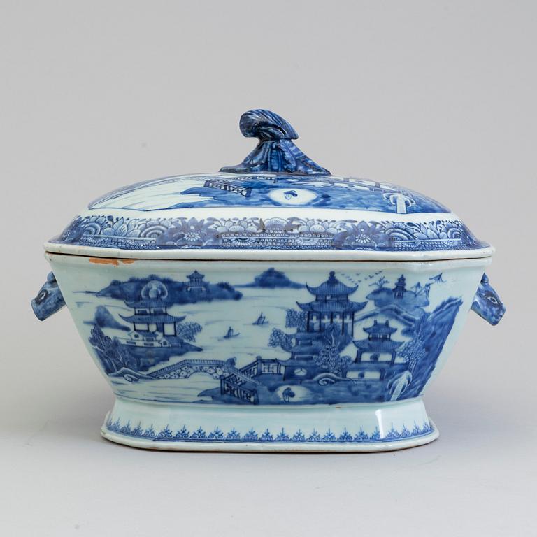 A Chinese blue and white export porcelain tureen with cover, Qing dynasty, Qianlong (1736-95).