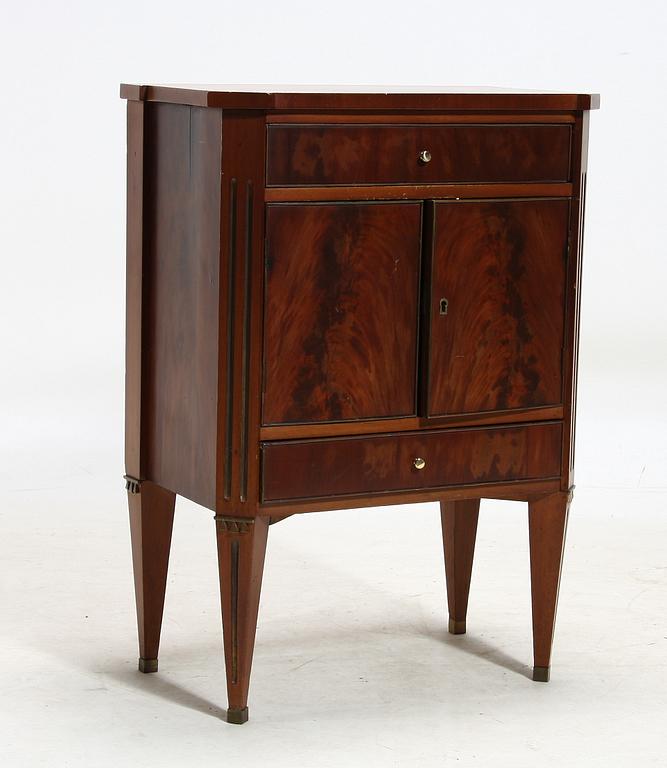 POTTSKÅP. Gustaviansk stil 1800-tal.