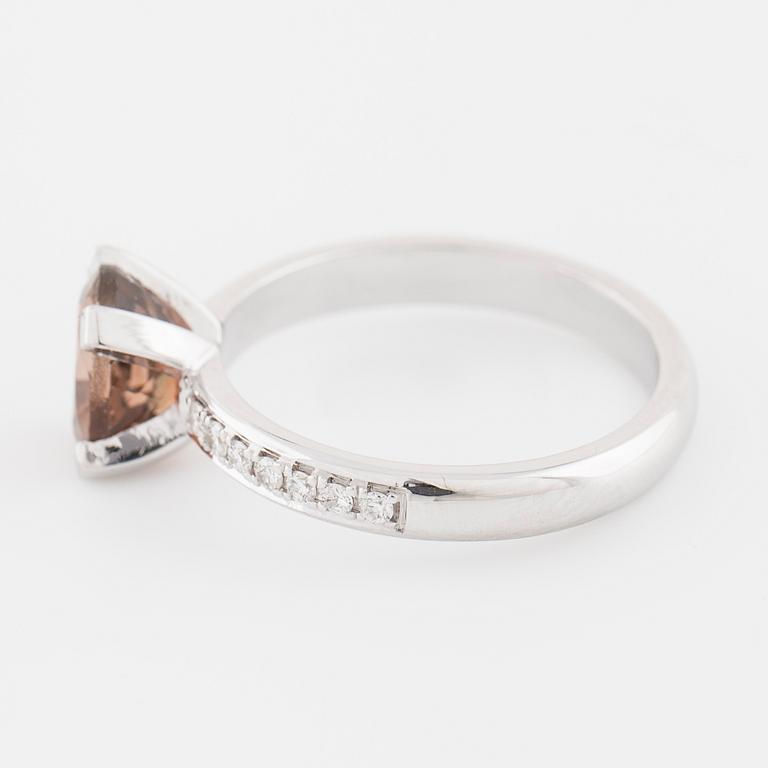 RING, med med turmalin ca 1.50 ct samt briljantslipade diamanter ca 0.14 ct totalt.