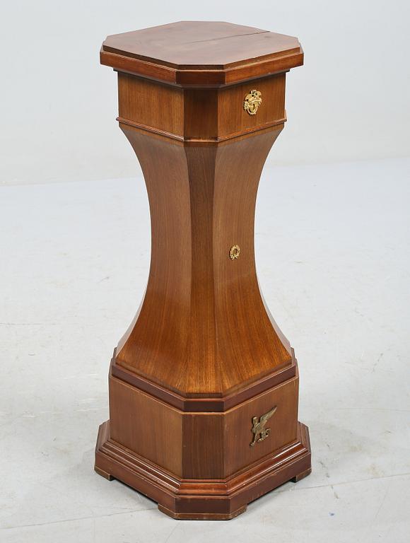 PIEDESTAL, empirstil, 1900-tal.