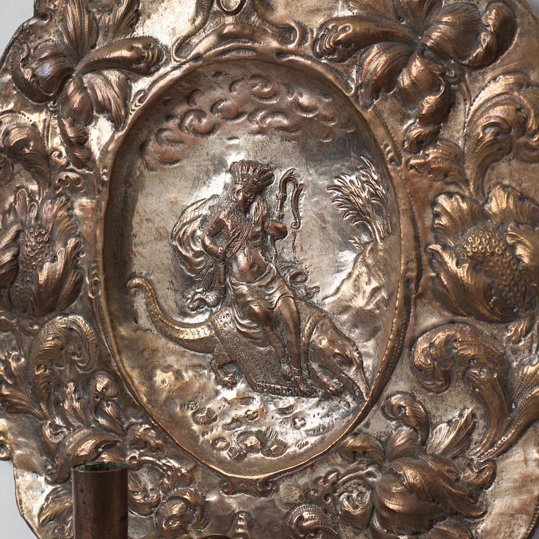 LJUSPLÅTAR, för ett ljus, ett par, barock, 1600-talets senare del, Sverige eller Tyskland/Nederländerna.