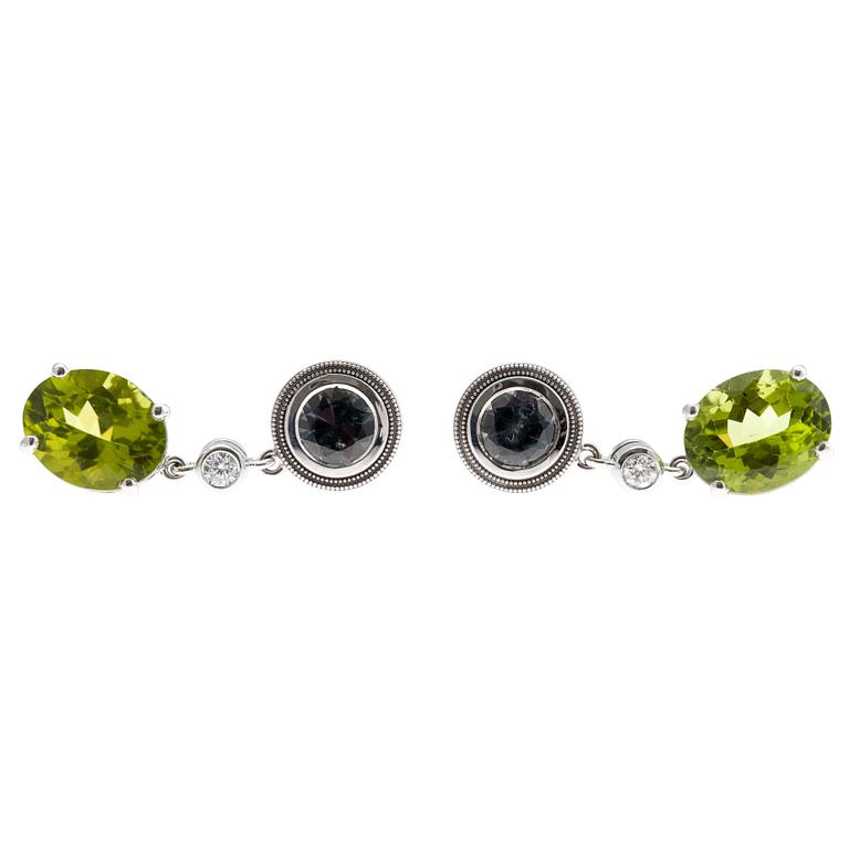 EARRINGS, 14K white gold. Pakistani peridot 6.39 ct, purple sapphires 1.45 ct, Brilliant cut diamonds 0.10 ct. W/vs.