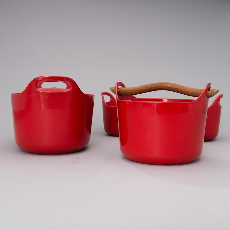 A set of three enamelled cast iron cooking pots, manufactured by Rosenlew.