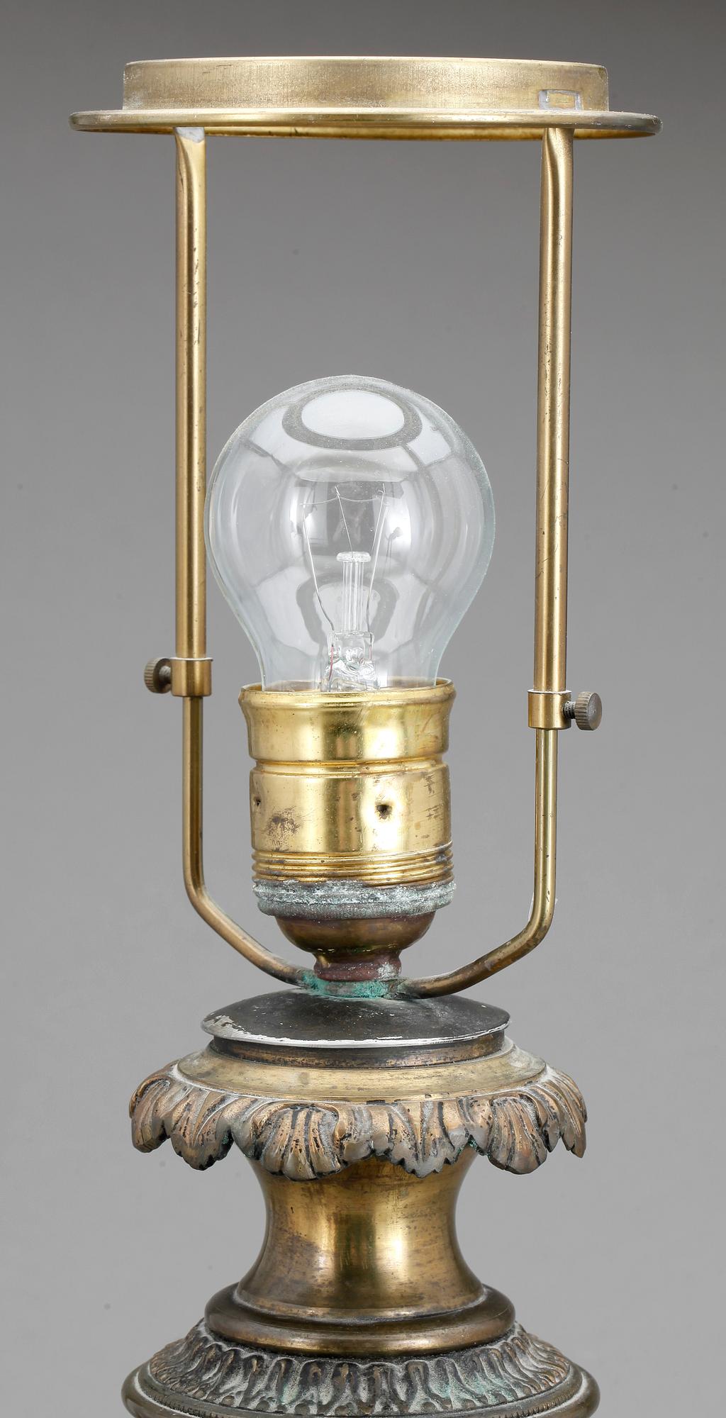 BORDSLAMPA, porslin och mässing, 1900-talets första hälft.