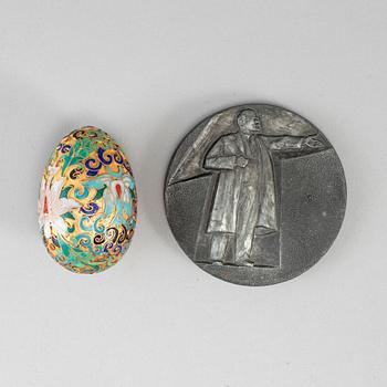 A bronze medal and a cloissoné egg, Russia, 20th century.