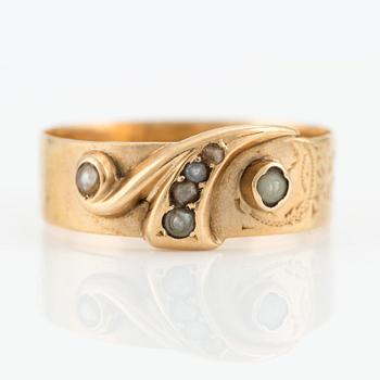 Ring, 18K gold with small pearls, Gustaf Dahlgren & Co, Malmö, year 1900.