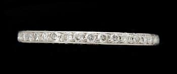 520. RING, sk eternityring med små briljatnslipade diamanter, fattade runtom hela ringen, tot. ca 0.40 ct.