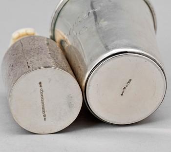 FLASKA samt BÄGARE, silver samt ben, bl a Märta af Ekenstam, Malmö, otydlig dat stämpel. Tot vikt ca 172 g.