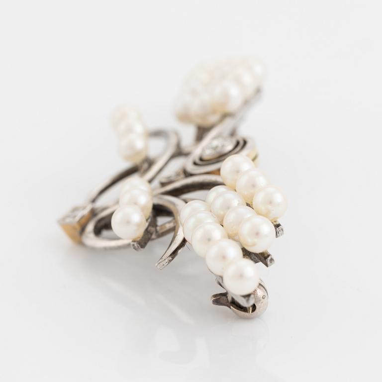 White gold brilliant cut diamond and pearl brooch.