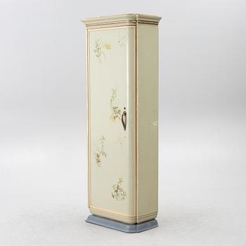 Klädskåp, 1900-talets första hälft.