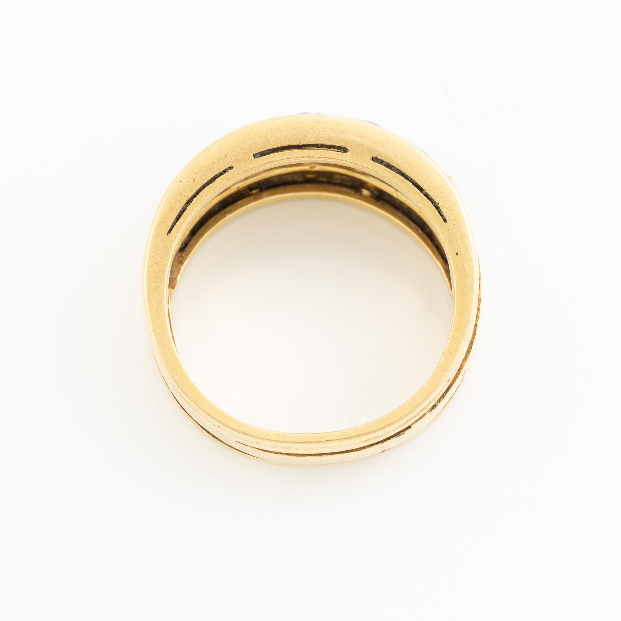 Ring 18K guld med runda briljantslipade diamanter.