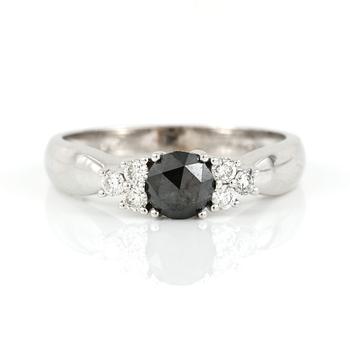 RING, 18K vitguld med svart diamant 0,49 ct och briljantslipade diamanter tot ca 0,19 ct.