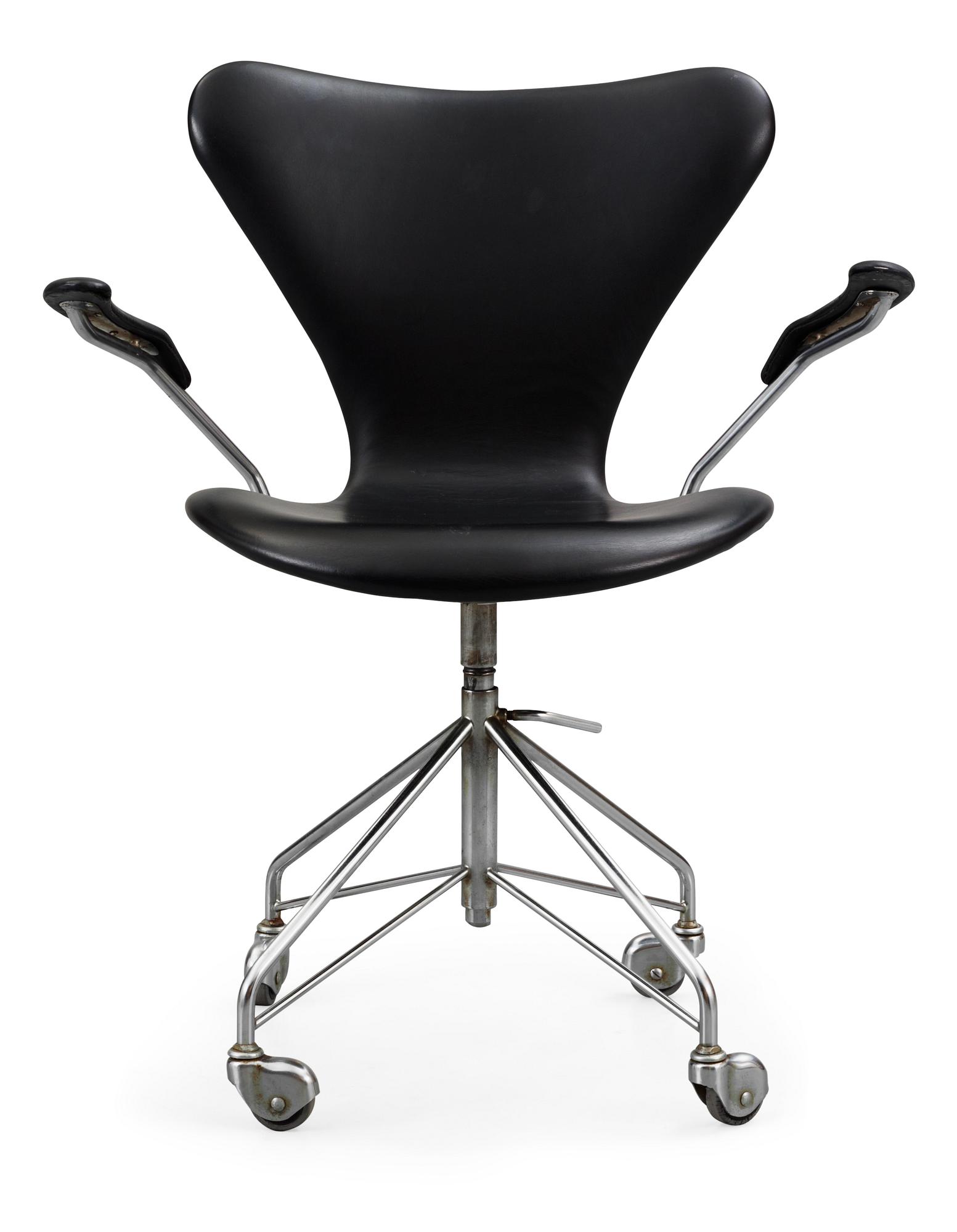 An Arne Jacobsen 'Series 7' desk chair by Fritz Hansen, Denmark 1963.