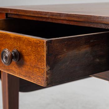 Pembroke table, England, 19th century.