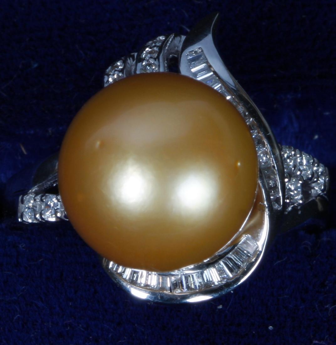 RING, 18k vitguld med briljanter, 0.38 ct enligt gravyr, och gul pärla. Tot 8 g.