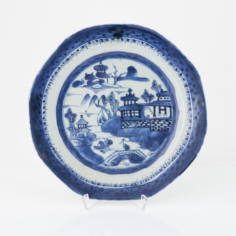 Tallrikar, 11 stycken samt flaska, porslin. Qingdynastin, 1800-tal.