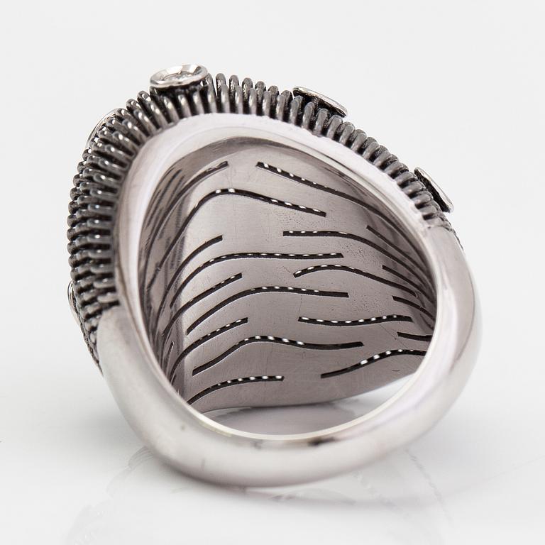 An 18K white gold ring with diamonds ca. 0.31 ct in total.