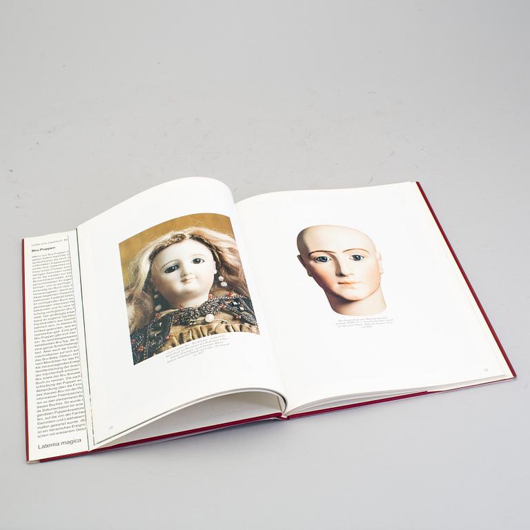 A lot of twelve books regarding antique dolls.