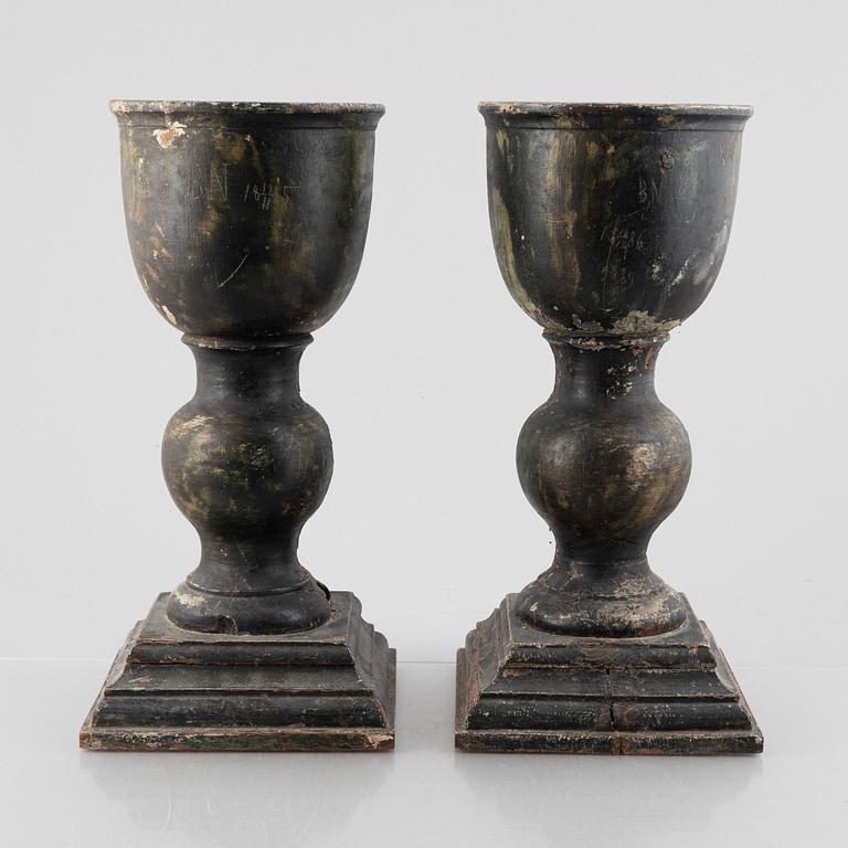 Urnor, ett par, omkring år 1700. Barock.